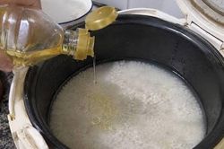 Vì sao người biết nấu cơm thường cho vài giọt dầu ăn vào nồi? Hóa ra chúng có công dụng ai cũng thích