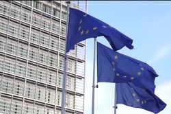 EU gỡ trừng phạt hai tỷ phú Nga