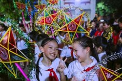 Trẻ em phường Ba Đình rộn rã rước đèn lung linh dưới ánh trăng rằm
