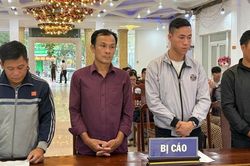 Rượt đuổi, đánh nhau do mâu thuẫn khi dùng thuyền chở khách đi tránh lũ