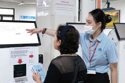 Chuyển đổi số trong bệnh viện: Thêm thuận tiện cho người cao tuổi