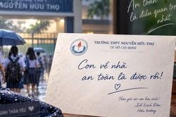 Xúc động thư của hiệu trưởng gửi học sinh trong ngày mưa bão