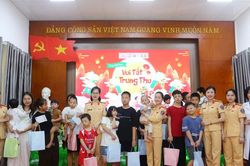 Nối dài hành trình 'Trung thu yêu thương' của Phụ nữ Công an Thủ đô