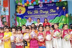 Hàng nghìn phần quà Trung thu tặng thiếu nhi Vĩnh Long