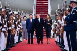 Tổng thống Trump đích thân đón Chủ tịch Tập tại căn cứ quân sự Mỹ