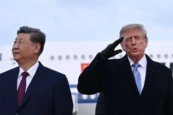 Khoảnh khắc Trump nhăn mặt khi oanh tạc cơ B-1 bay qua đầu trong lễ đón ông Tập