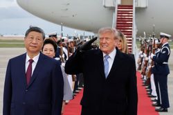 Phản ứng trái ngược của ông Trump và ông Tập khi B-1 bay qua