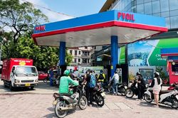 Giá xăng tăng mạnh, E10 RON95 vượt 27.000 đồng/lít