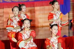 Phường Tây Hồ mang Trung thu trọn niềm vui đến các em thiếu nhi