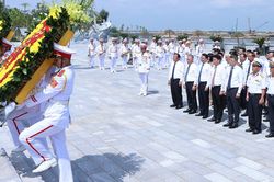 Thủ tướng dâng hương tưởng niệm tại Di tích Quốc gia đặc biệt Đường Hồ Chí Minh trên biển