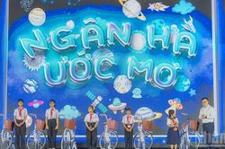 [Ảnh] Đêm hội 'Vầng trăng chiến sĩ': Nơi chắp cánh những ước mơ của trẻ em vùng khó
