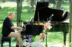 Rick Wakeman biểu diễn piano giữa rừng Tam Đảo, dành tặng những cá thể gấu được giải cứu