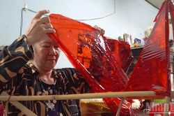 Đồng Tháp: Người phụ nữ 35 năm giữ nghề làm lồng đèn trung thu