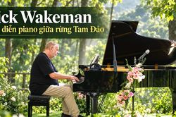 [Video] Rick Wakeman biểu diễn piano giữa rừng Tam Đảo