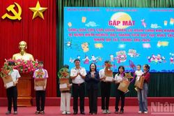 Vùng 3 Hải quân tặng quà, trao học bổng cho con quân nhân có hoàn cảnh khó khăn
