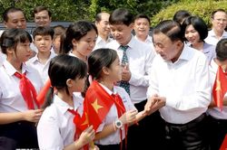 Thường trực Ban Bí thư Trần Cẩm Tú thăm và trao quà Trung thu tặng Làng trẻ em SOS Hà Nội