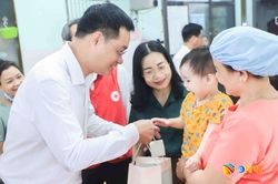 Bí thư Thành ủy Lê Ngọc Quang thăm, tặng quà trẻ em dịp Trung thu