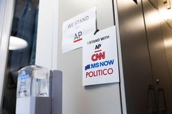 Thẩm phán yêu cầu chính quyền Trump khôi phục quyền tiếp cận Nhà Trắng cho CNN, MS NOW và Politico