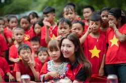 'Ngọc nữ truyền hình' Thúy Ngân có mùa Trung Thu đáng nhớ và ý nghĩa bên các em nhỏ vùng cao
