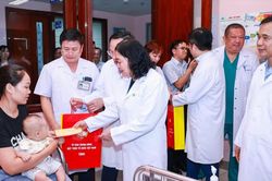 Chủ tịch Ủy ban Trung ương MTTQ Việt Nam thăm, tặng quà Trung thu cho bệnh nhi