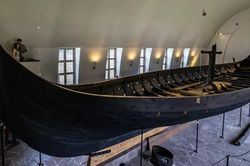 Người Viking có thật sự dùng tên lửa thiêu thuyền tang lễ?