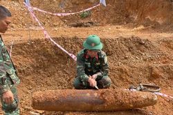 Phát hiện bom khủng khi làm nghĩa trang ở Hà Tĩnh