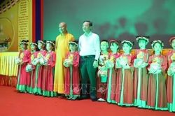 Mang Tết Trung thu Việt đến thế hệ trẻ tại Lào