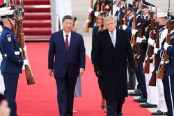 Ông Donald Trump chào đón ông Tập Cận Bình trên đường băng trong chuyến thăm Mỹ