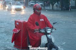 Mưa lớn ở Nghệ An: Phố biến thành 'sông', ô tô, xe máy chết máy hàng loạt