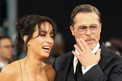 Bạn gái Brad Pitt bị chê