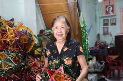 Có thể là mùa làm đèn ông sao cuối cùng của một gia đình
