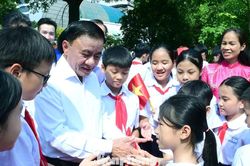 Thường trực Ban Bí thư Trần Cẩm Tú thăm, tặng quà Làng trẻ SOS Hà Nội dịp Trung thu