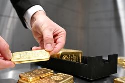 Giá vàng thế giới tăng, sức ép lớn từ USD