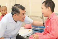 Thủ tướng Lê Minh Hưng đến thăm bệnh nhi tại Bệnh viện K