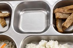 Băn khoăn về suất ăn bán trú 20.000 đồng ở Quảng Trị