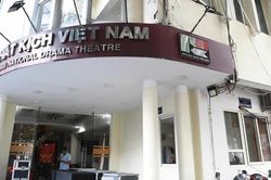 Ngự trên khu đất vàng, Nhà hát Kịch Việt Nam xập xệ, mưa dột tứ phía