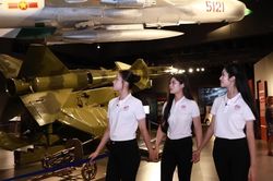 Thí sinh Hoa hậu Việt Nam xúc động khi tận thấy bảo vật quốc gia