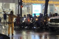 CSGT TP. HCM kịp thời hỗ trợ người dân trong mưa ngập
