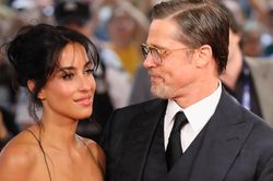 Bạn gái kém 27 tuổi của Brad Pitt hở bạo hiếm thấy