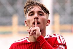 Real Madrid 'đánh cắp' viên ngọc Lennart Karl của Bayern Munich