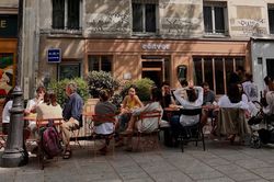 Quán cà phê Việt Nam ở Paris bất ngờ hút khách sau sự cố mất điện