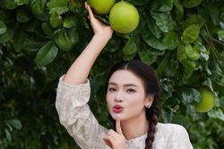 NSND Phạm Phương Thảo làm duyên trong vườn bưởi, Sơn Tuyền U70 chăm chạy bộ
