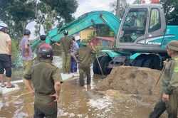 Huy động hàng trăm người đắp bờ bao, bơm hút nước lũ để học sinh trở lại trường
