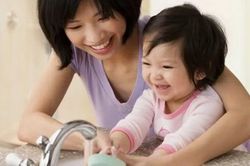 Trẻ 2–3 tuổi bắt đầu ăn bán trú: Cha mẹ cần chuẩn bị gì?