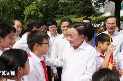 Thường trực Ban Bí thư Trần Cẩm Tú tặng quà tại Làng trẻ em SOS Hà Nội