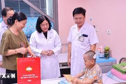 Chủ tịch Ủy ban Trung ương Mặt trận Tổ quốc Việt Nam Bùi Thị Minh Hoài tặng quà Trung thu tại Bệnh viện Nhi Trung ương