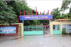 Mưa lũ kéo dài, nhiều trường ở Khánh Hòa cho học sinh nghỉ học