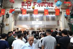 Người Hà Nội xếp hàng dài mua bánh Trung thu truyền thống
