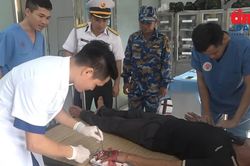 Bệnh xá đảo Song Tử Tây cấp cứu ngư dân bị tai nạn lao động