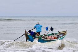 Nghề nguy hiểm giữa mùa biển động: Lặn biển săn 'mực đuổi'